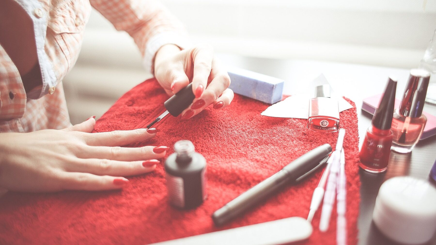 Nagels lakken aan een tafel met nagellak en vijlen